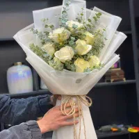 یک شاگرد گل ارا برای گل فروشی