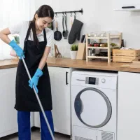 نظافتچی خانم جهت نظافت