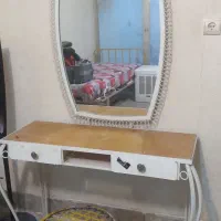 میز و آینه و تخت