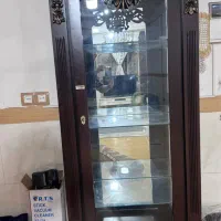 بوفه و جاکفشی ایستاده