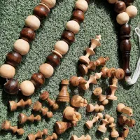 تسبیح چوبی درشت