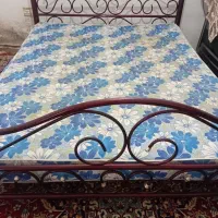 تخت دونفره فرفورژه همراه با تشک تخت سالم
