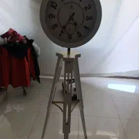 ساعت سه پایه ایستاده