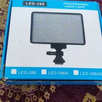 فلات نور دوربین همراه با  باطری و شارژر