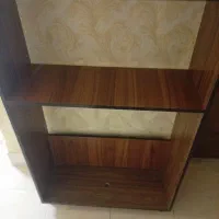 کتابخانه ایستاده بسیار تمیز