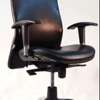 صندلی اداری و کامپیوتر