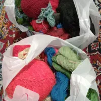 مقداری ،کاموا در رنگهای مختلف