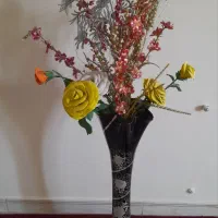 گلدان با گلهای مصنوعی و زیبا