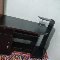 میز تحریر و کامپیوتر