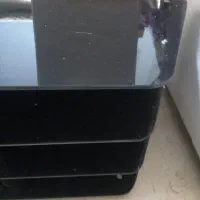 میز شیشه ای زیر تلویزیون