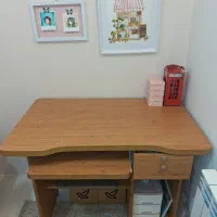 میز تحریر و کامپیوتر