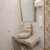 کارگر دنبال کاشیکاری