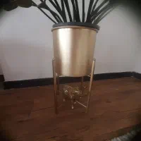 گلدان طلایی با پایه
