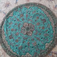 یک عدد رومیزی گرد وسه عدد رو بالش کوسن