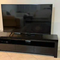 فروش میز تلویزیون ضد خش دارای سه کشو به علت مهاجرت