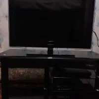 تلوزیون سامسونگ به همراه میز و تجهیزات