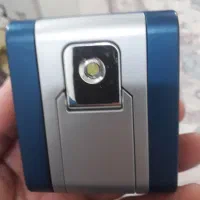 یک عدد چراغ مطالعه مسافرتی یا جیبی . دانشجوی