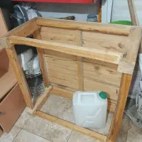 کرسی،یخدان و کتابخانه