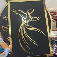 ساعت دیواری چندماه آویخته شده