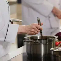 کمک آشپز تخته کار و منقل کار