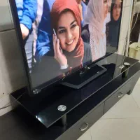 ال ای دی ۴۲اینج الجی درحد نو با میز تلویزیون