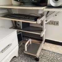 میز کامپیوتر چرخدار