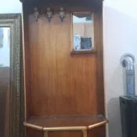 جاکفشی و چوب لباسی و کمد