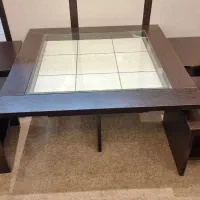 یک عدد میز و چهار عدد عسلی