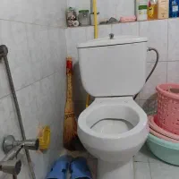 یک عدد توالت فرنگی کارکرده تمیز وسالم