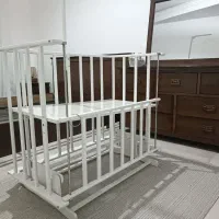 تخت کنار مادر گهواره شو