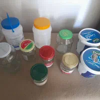 مقداری ظروف شیشه ای و پلاستیکی