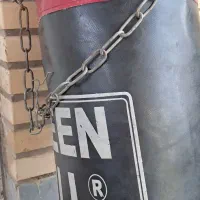 یک عدد کیسه بوکس ودستکش