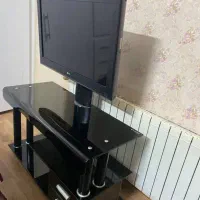 تلویزیون بسیار تمیز در حد نو متصل به میز