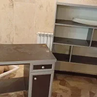 میز و کتابخانه