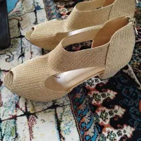 تعدادی کیف وکفش در حد نو به فروش می‌رسد