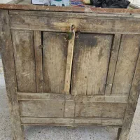 گنجینه قدیمی و درب چوبی قدیمی