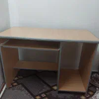 میز تحریر و کامپیوتر