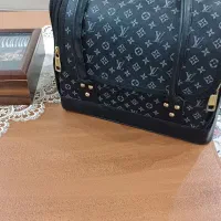 کیف طبقاتی مژه، ناخن، تتو