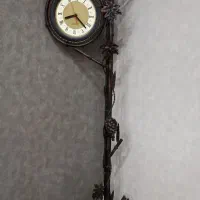 ساعت دیواری کنار مبلی ایستاده