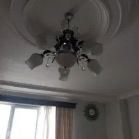 تخت .میز تلوزیون همراه دستگاه دیجیتال..لوستر