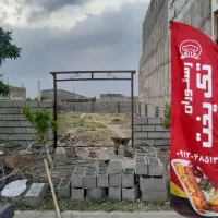 زمین دور دیوار تجاری مسکونی بر جاده اصلی