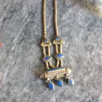 گردنبند قدیمی با سنگ های لاجوردی