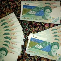 چند عدد اسکناس هزار تومانی پشت سر هم