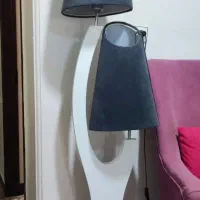 آباژور ایستاده