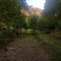 زمین ۴۰۰ متری محسور در روستای پر آب جوستان طالقان