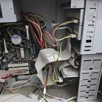 یک عدد کیس به همراه مانیتور