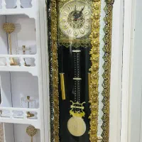 ساعت کنار سالنی برنجی تمیز و بدون نقص