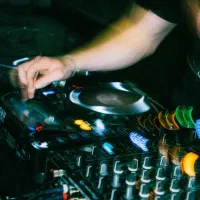 دی جی حرفه‌ای برای مراسم و مهمانی‌های شما