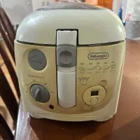 سرخ کن و تعدادی لوازم آشپزخانه