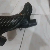 با سلام یک عدد کفش زنانه دخترانه سایز ۳۷خاص و راحت